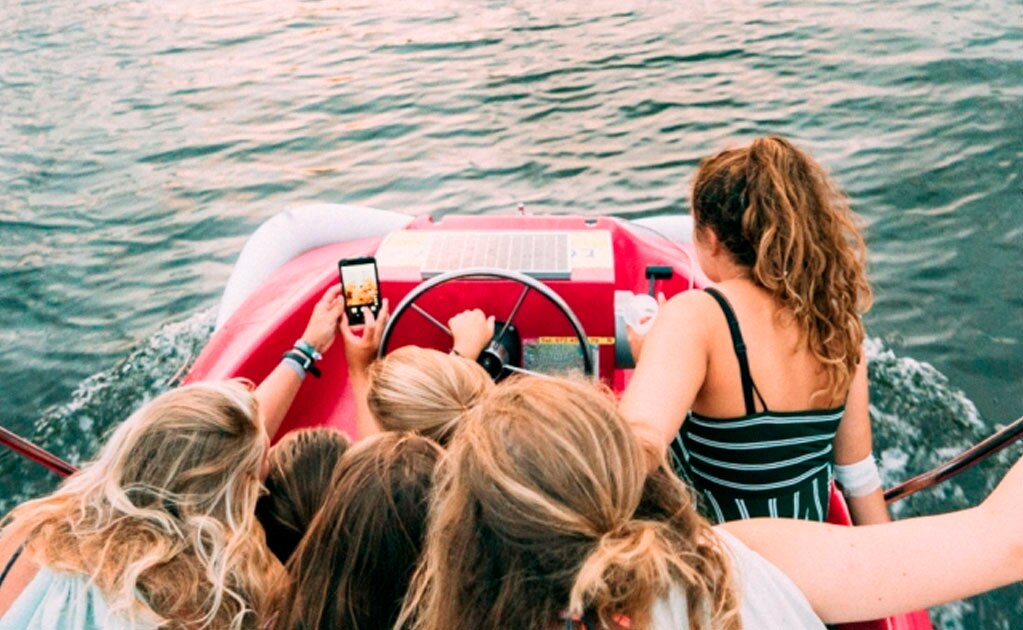 Lo ideal es que compartas tus memorias vacacionales al regresar./PEXELS