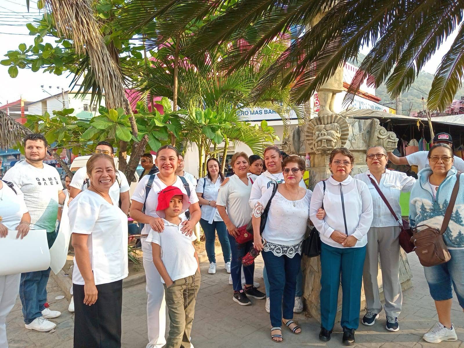 Protestan trabajadores del IMSS-Bienestar en la Huasteca; exigen pago de salarios atrasados. Foto: Redes