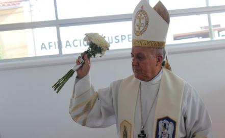 Arzobispo bendice nueva área de fisioterapia de la Cruz Roja