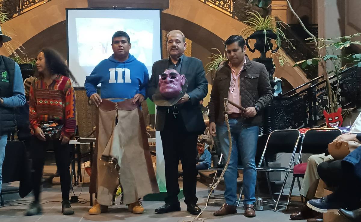 La máscara donada fue realizada por el maestro mascarero de TanlajásUbaldo Lárraga. Foto: Xochiquetzal Rangel