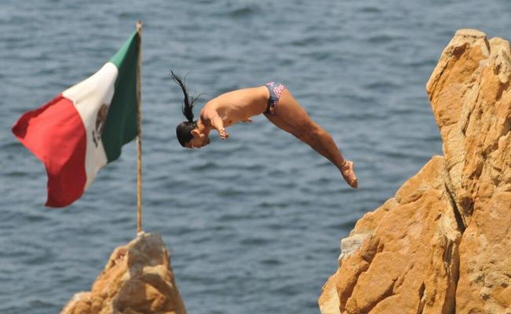 Cuando caer de panzazo al agua te puede hacer un atleta