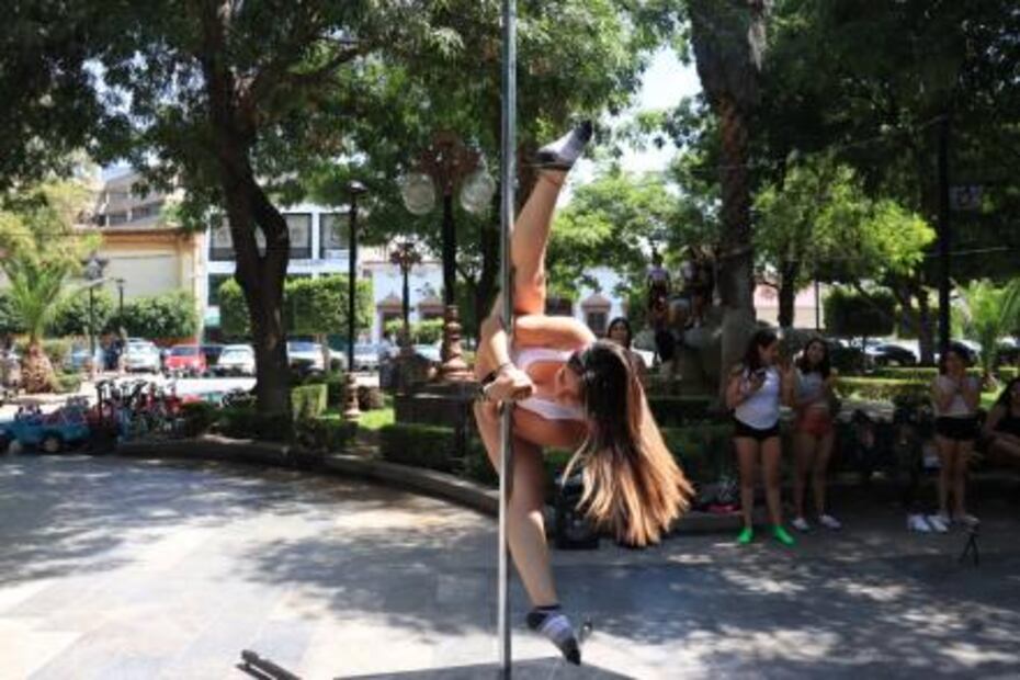 FOTOS. Pole dancers "toman" calles de SLP para realizar muestra en Día Nacional del Pole Urbano