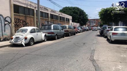 Taller mecánico se adueña de calle 