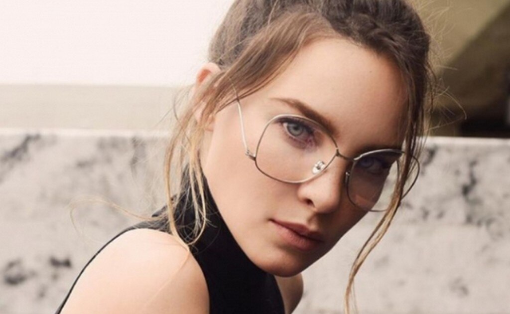 Belinda lucirá frenos y un look nerd para su siguente proyecto. Foto: Instagram