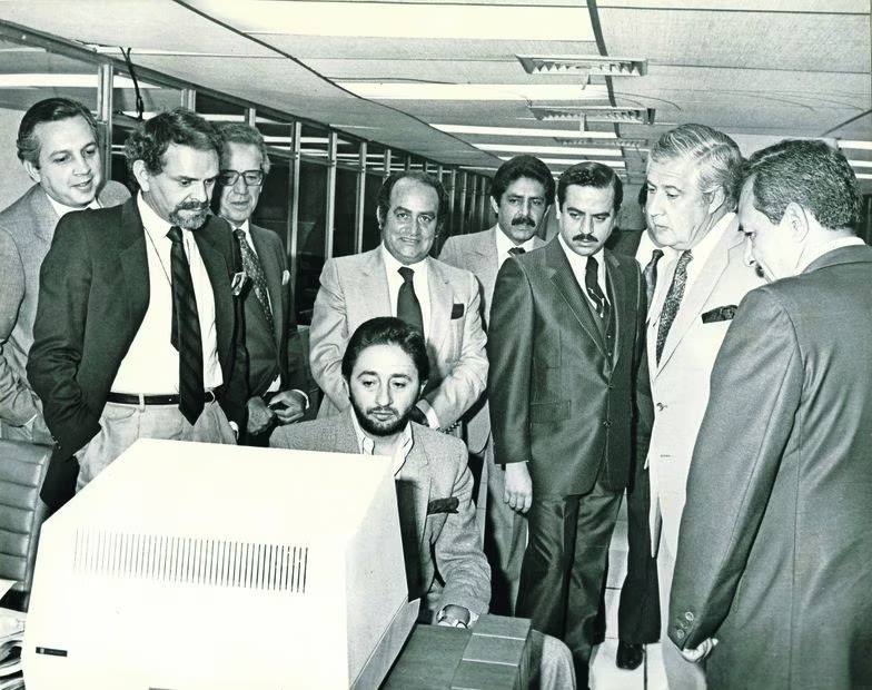 El 7 de abril de 1981, el Presidente Ejecutivo y del Consejo de Administración de EL UNIVERSAL, Licenciado Juan Francisco Ealy Ortiz (tercero de der. a izq.), constató y supervisó los nuevos sistemas de cómputo instalados en el diario. Foto: Fototeca El Universal