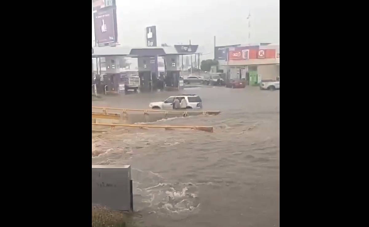 Lluvia intensa deja bajo el agua a la Glorieta Real Inn; se desata caos vial al poniente de SLP