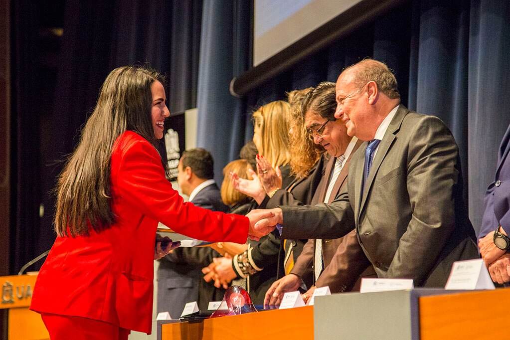 UASLP entrega cartas de pasante a egresados de FCA   