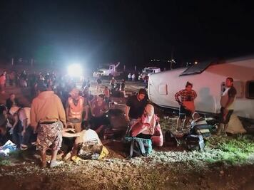 Trágico accidente deja 2 muertos y 17 heridos en carretera Matehuala; pasajeros se dirigían a Texas 