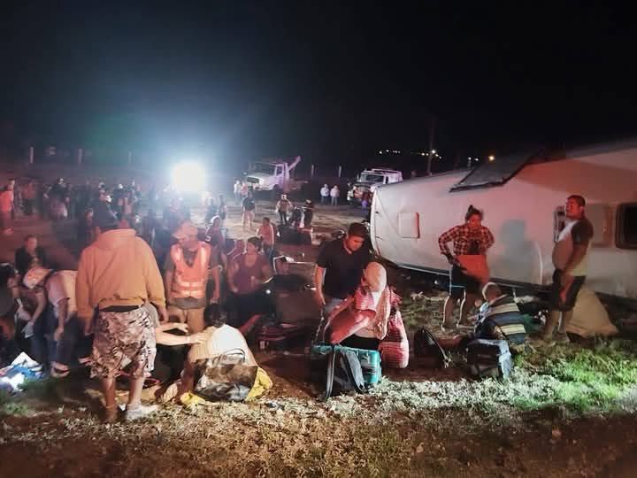 Trágico accidente deja 2 muertos y 17 heridos en carretera Matehuala; pasajeros se dirigían a Texas 