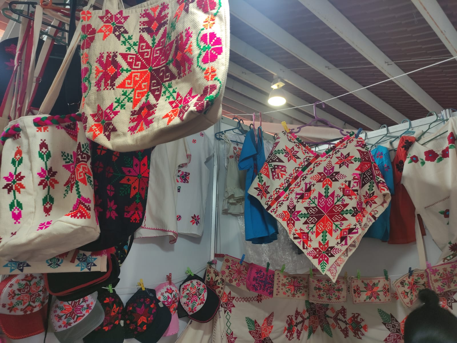 Artesanos de comunidades teenek están presentes en la Fenapo 2024