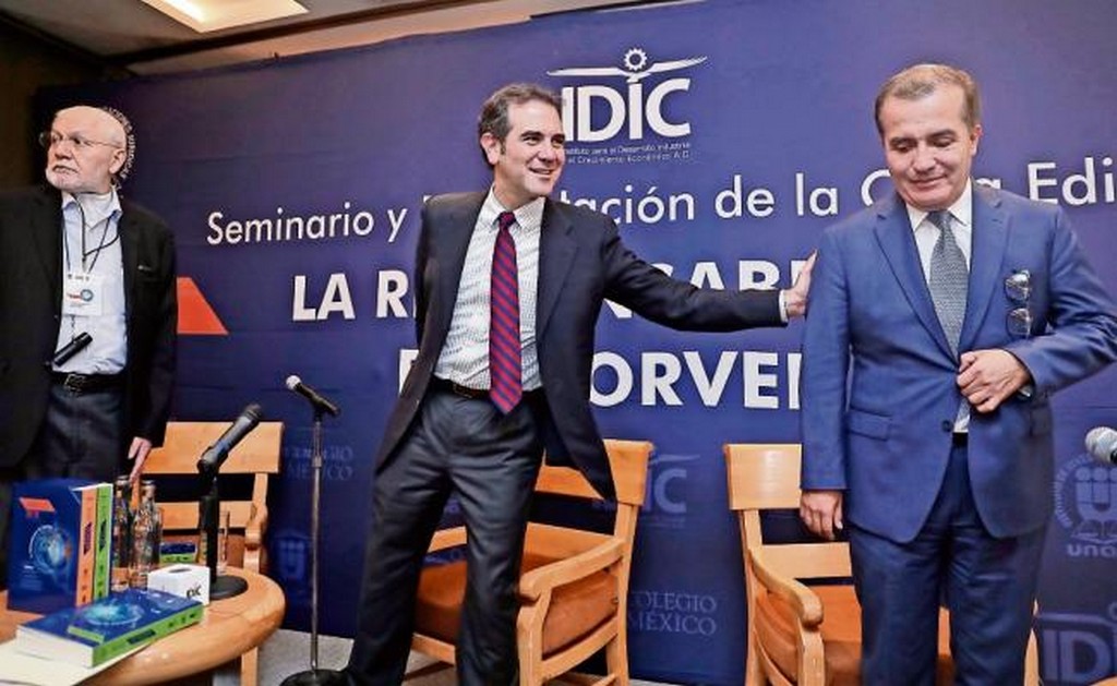 El titular del INE, Lorenzo Córdova, y el ex presidente del IFE Luis Carlos Ugalde, durante la reunión en El Colegio de México. Foto: IVÁN STEPHENS. EL UNIVERSAL