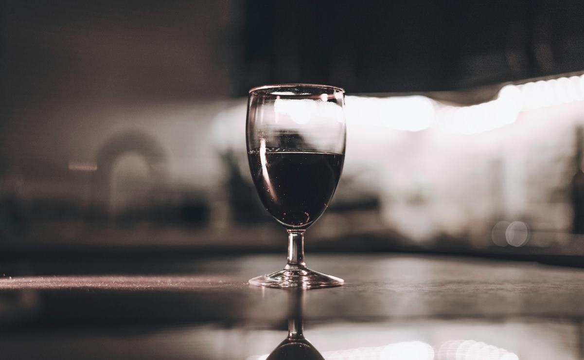 Oración para pedir por un alcohólico o alcohólica. FOTO: Pexels