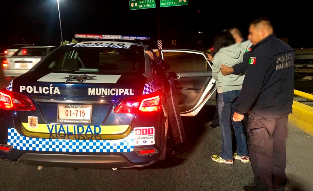 Policías municipales frustran intento de suicidio en distribuidor Juárez