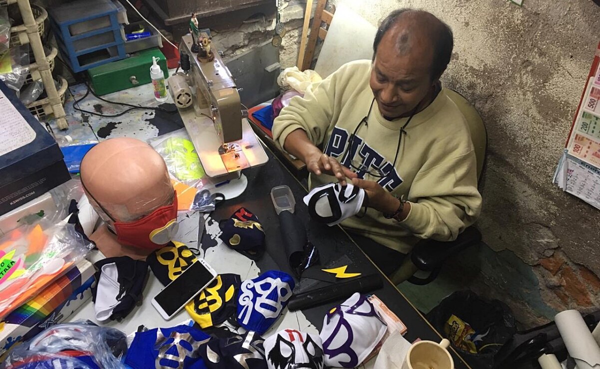 Ante Covid-19, luchador potosino crea cubrebocas inspirados en máscaras