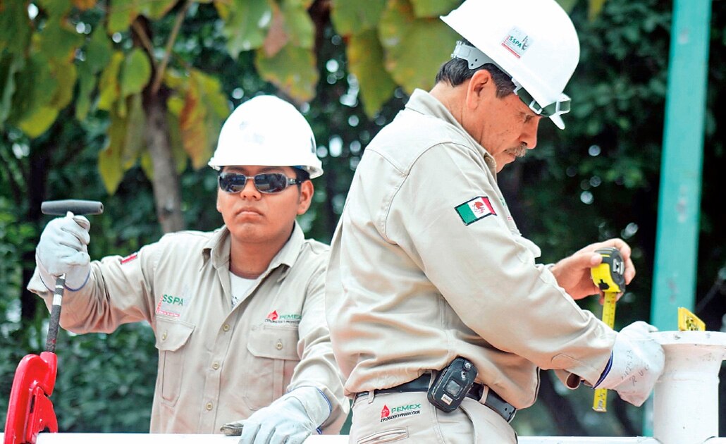 Pemex dice adiós a altos mandos y choferes