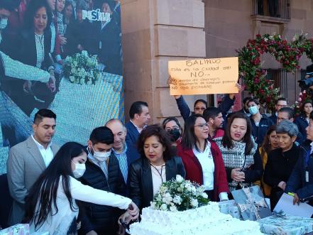 Manifestantes interrumpen bodas comunitarias en la capital potosina; exigen alumbrado y agua potable