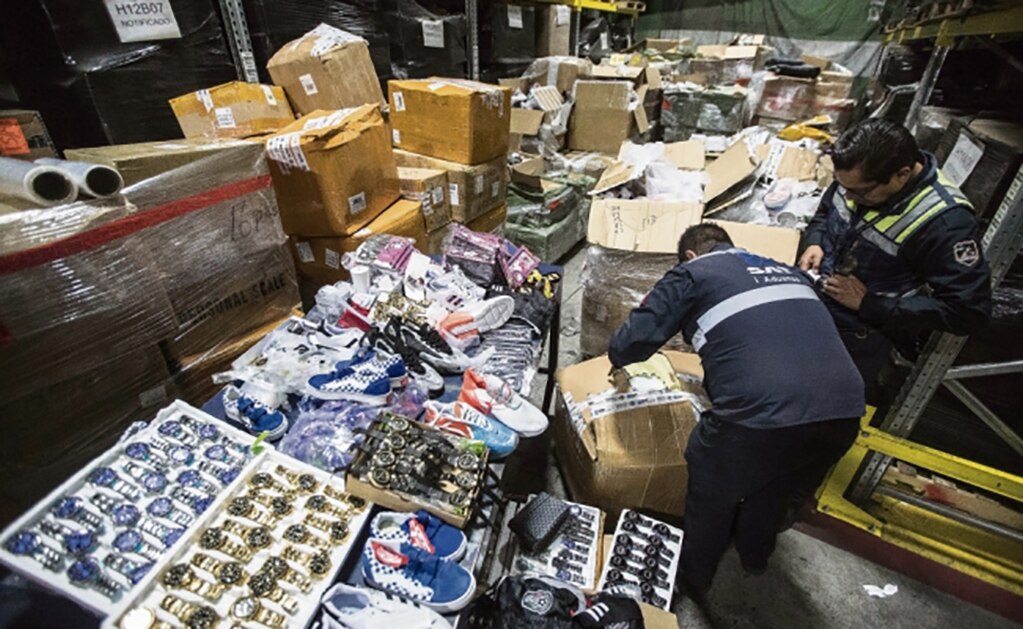 Golpe a piratería en aeropuerto: confiscan toneladas de falsos Nike, Gucci y Rolex