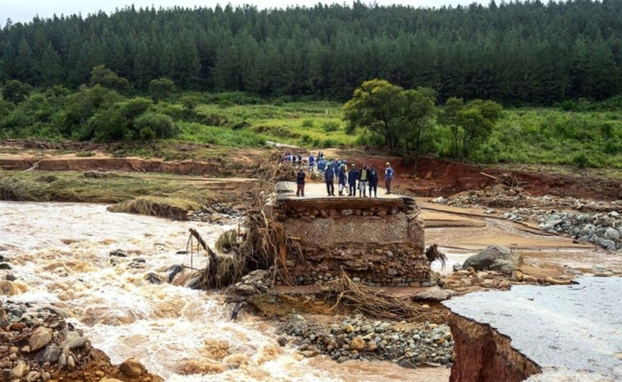 Los daños sobre las infraestsructuras han dejado a comunidades aisladas también en Zimbabue (Foto: Getty Images)
