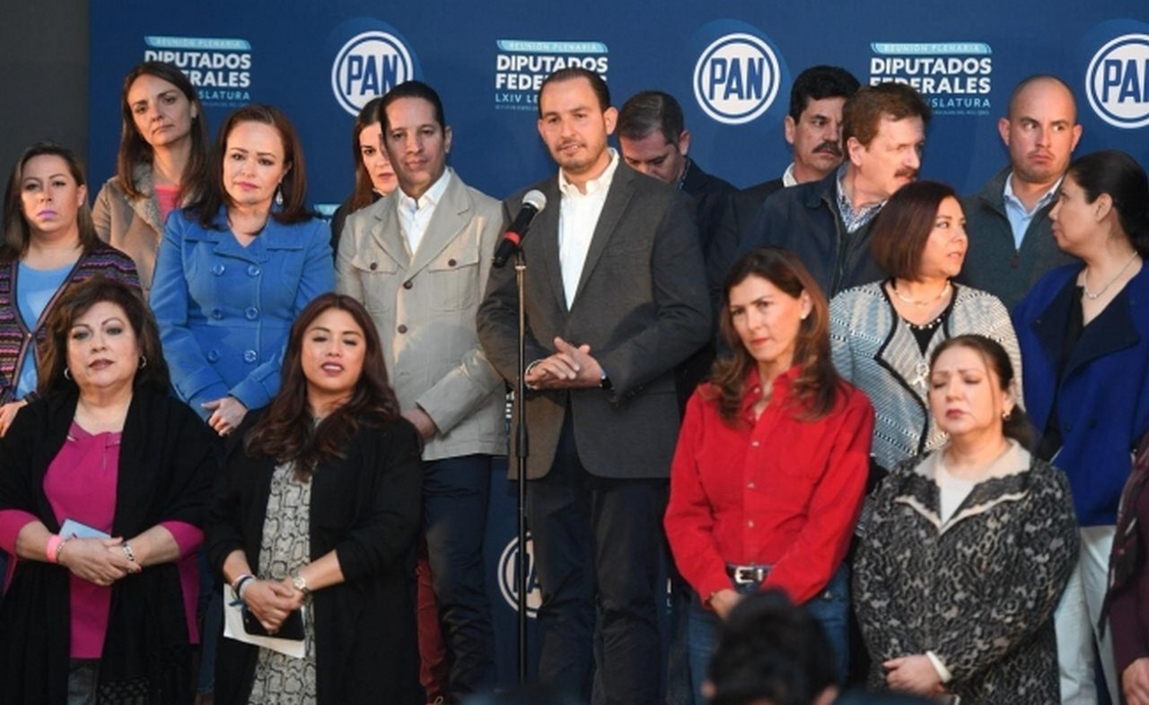 PAN condena manta con amenazas contra AMLO