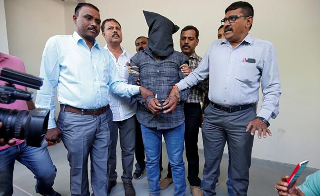 Policías presentan a Harshsai Gurjar (con la cara cubierta), quien es acusado de ataque sexual y asesinato de una niña de 11 años (Foto: AFP)