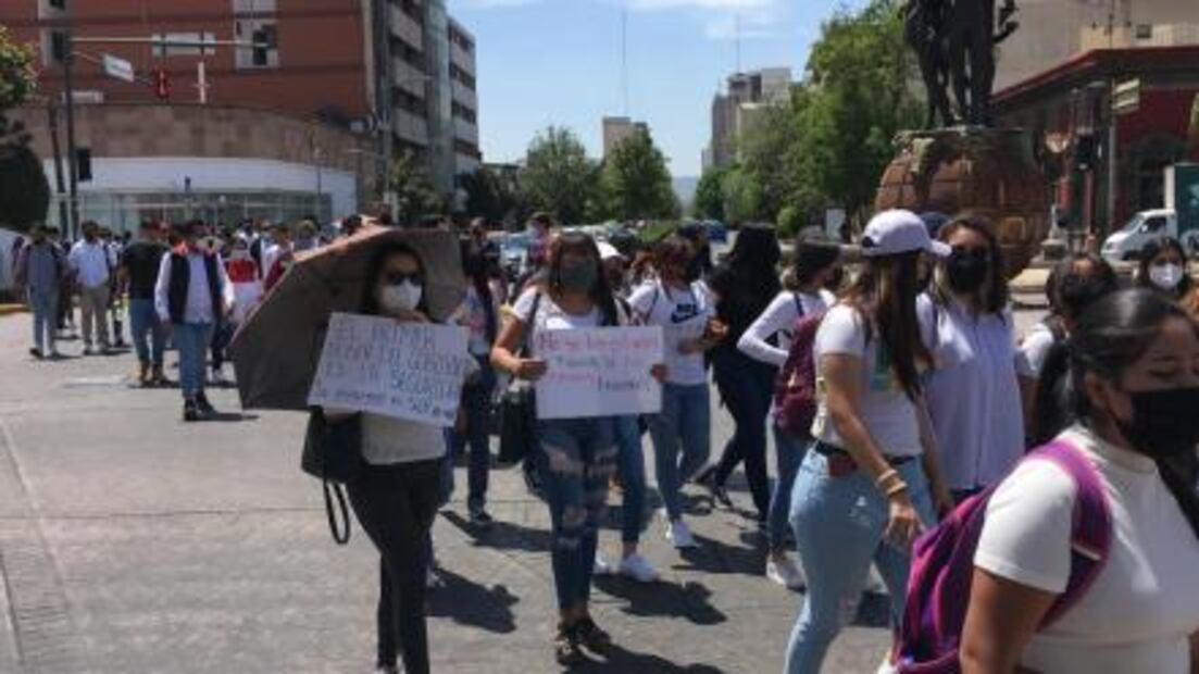 Marchan estudiantes de la UASLP en capital potosina; exigen mayor seguridad afuera de planteles