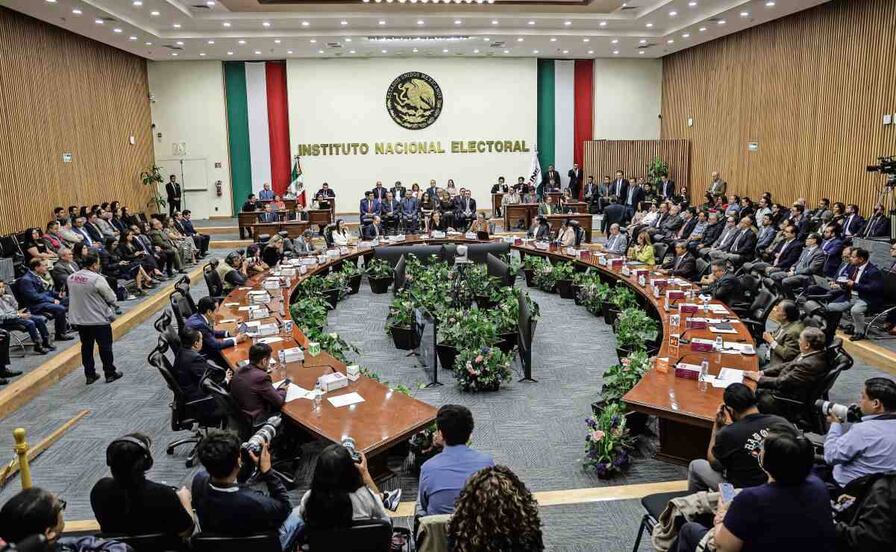 INE rechaza discutir lineamientos para regular campañas adelantadas; oposición reclama inacción