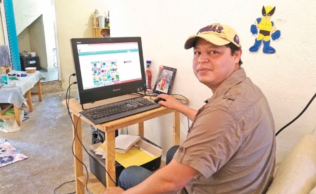 Jorge Arturo Guillén lleva dos años y tres meses estudiando en Prepa en Línea, porque los horarios de su trabajo no le permitían cursar la modalidad presencial. Foto/TERESA MORENO. EL UNIVERSAL