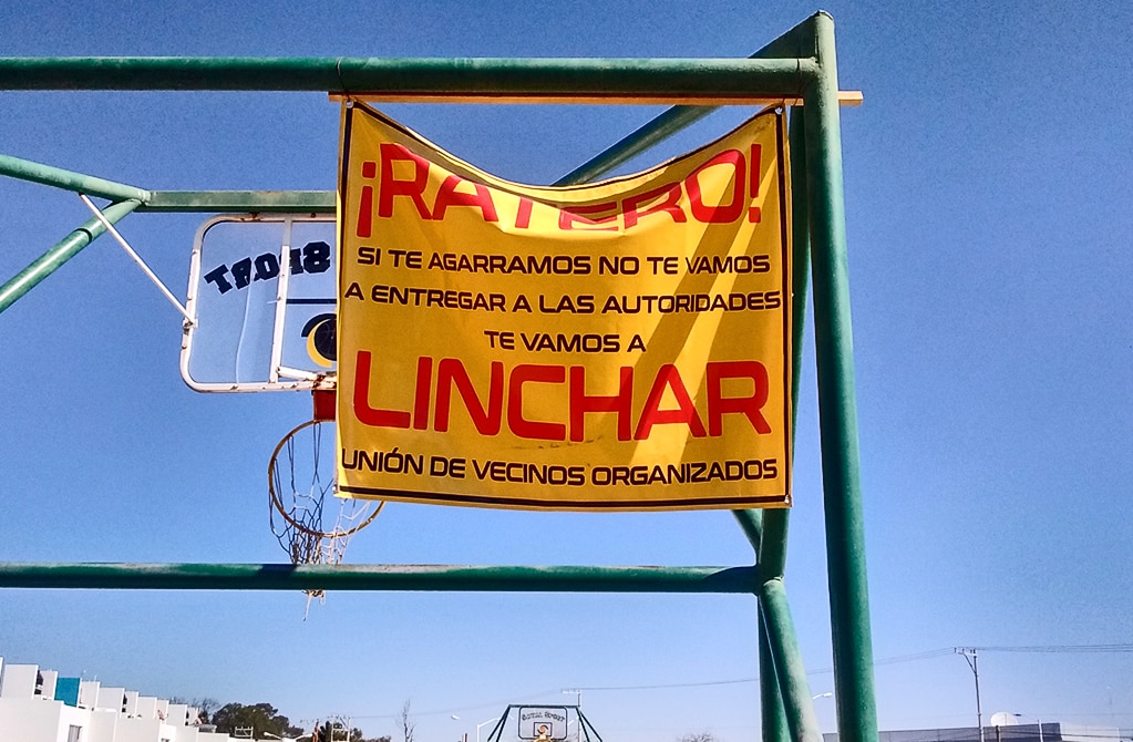 Con lonas vecinos 'advierten' de linchar a delincuentes