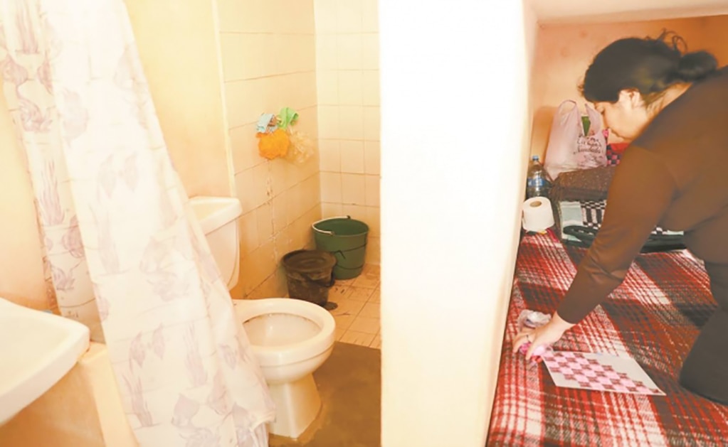 Reclusas improvisan toallas sanitarias con trapos y calcetines