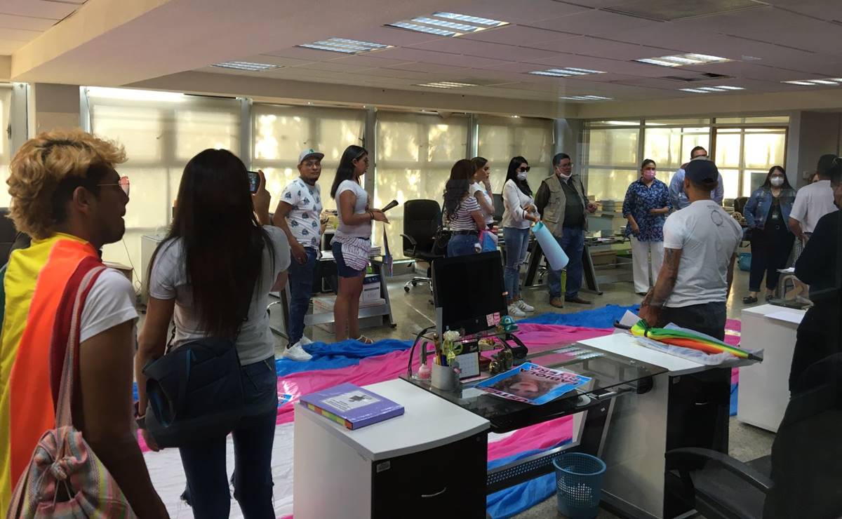 En día de la visibilidad trans, activistas irrumpen en Fiscalía de SLP; acusan de transfóbicos a funcionarios