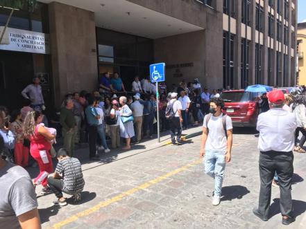 Jubilados de telesecundaria se manifiestan en la Dirección General de Pensiones; exigen pagos 