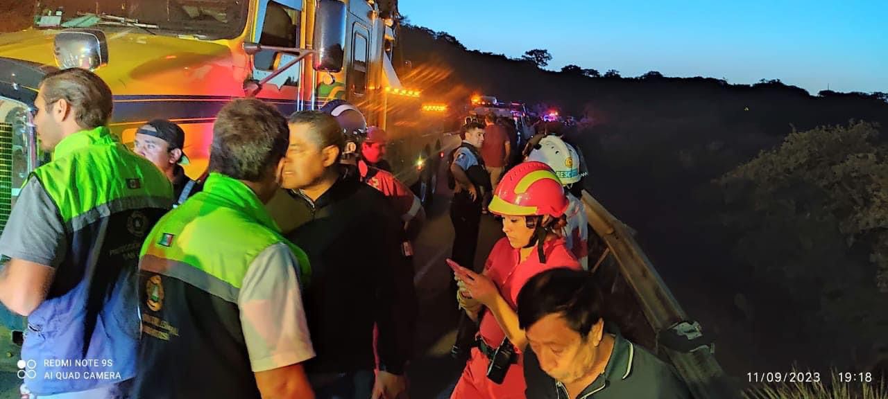Autobús de pasajeros cae a barranco en San Luis Potosí