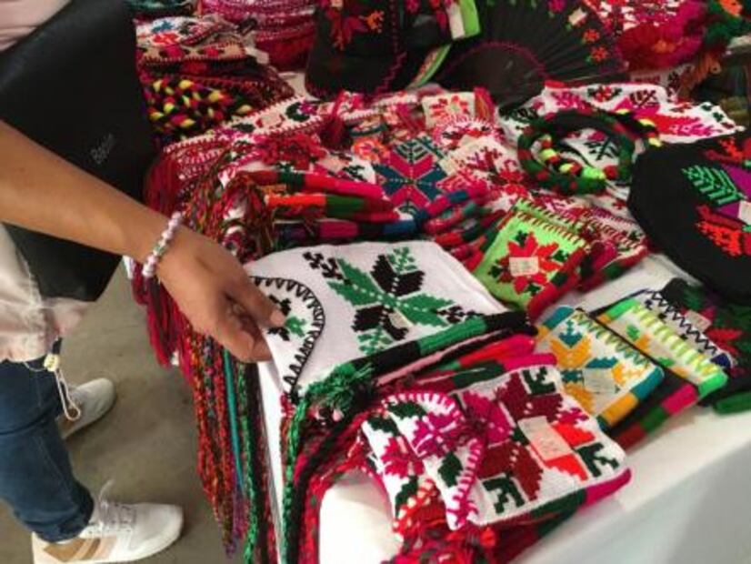 Romelia García mantiene viva la cultura Teenek a través del bordado