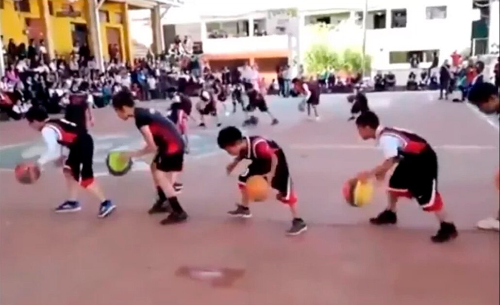 (VIDEO) Al ritmo de Queen, niños de Oaxaca hacen ejercicios de basquetbol