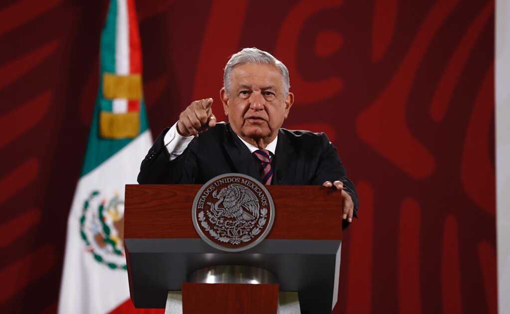 AMLO promete incremento salarial y mayores reconocimientos a profesores de NL. Foto: Diego Simón