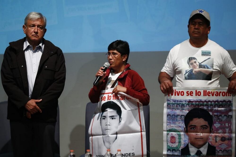 Andrés Manuel López Obrador se reunió con padres de los 43 normalistas (YADÍN XOLAPA. EL UNIVERSAL)