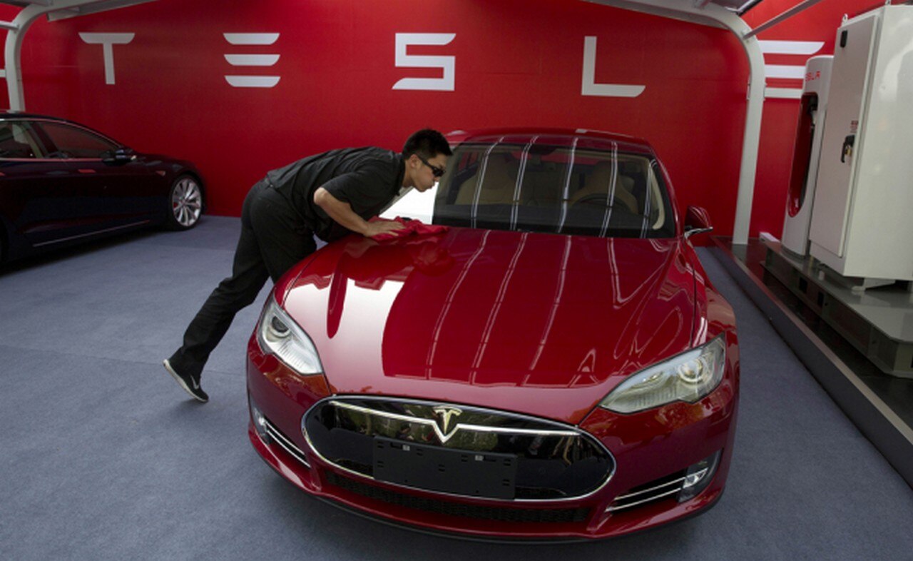 Tesla baja precio de autos en 2 mil dólares; cae su acción