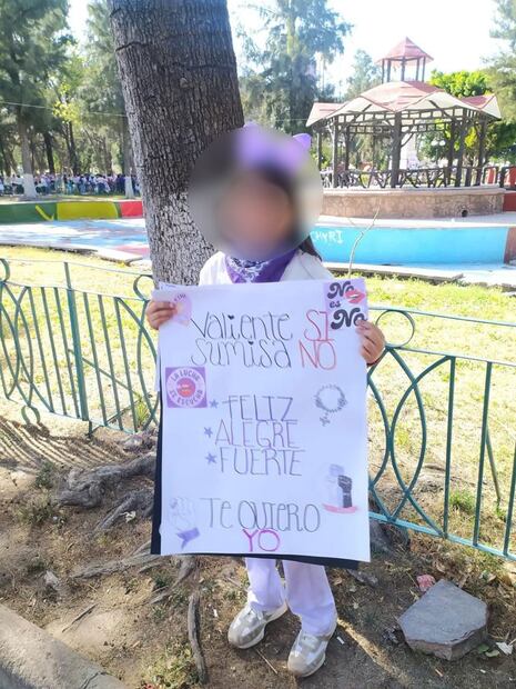 La activista inculca a sus hijas la conmemoración del 8M. Foto: Especial.