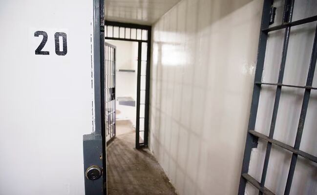 Fuga en penal de Puerto Vallarta tras muerte de "El Mencho"; 23 reos escapan y muere un custodio 