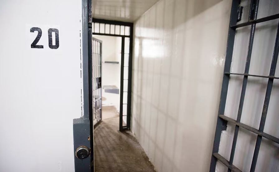 Fuga en penal de Puerto Vallarta tras muerte de "El Mencho"; 23 reos escapan y muere un custodio 