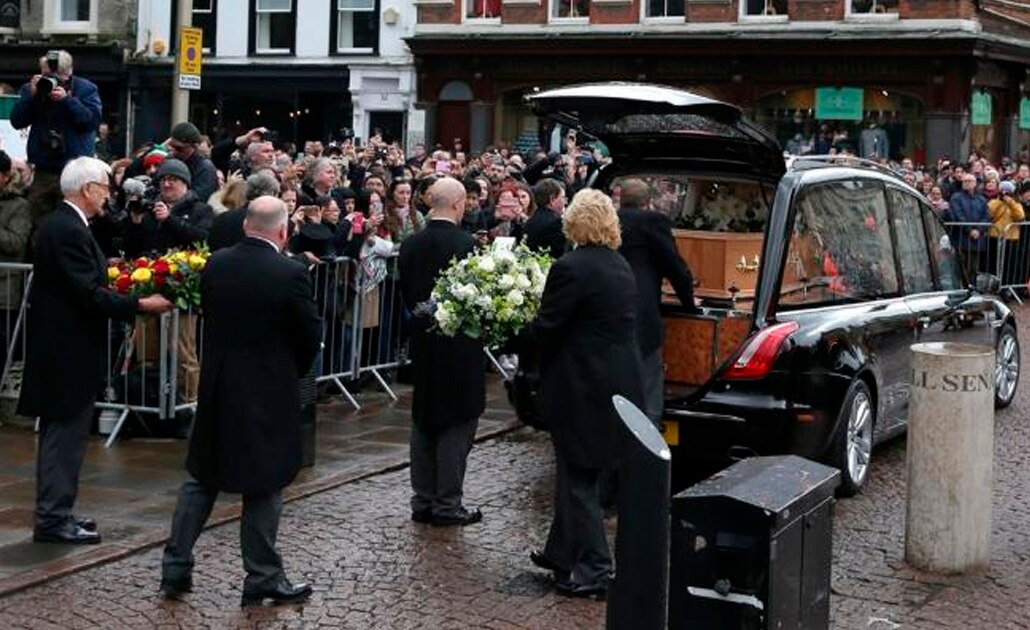 Cientos despiden entre aplausos los restos de Stephen Hawking