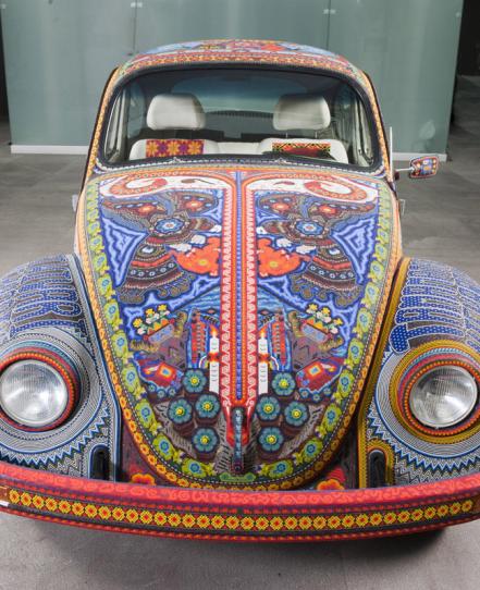 La historia del Vochol, el auto transformado en una obra de arte por huicholes