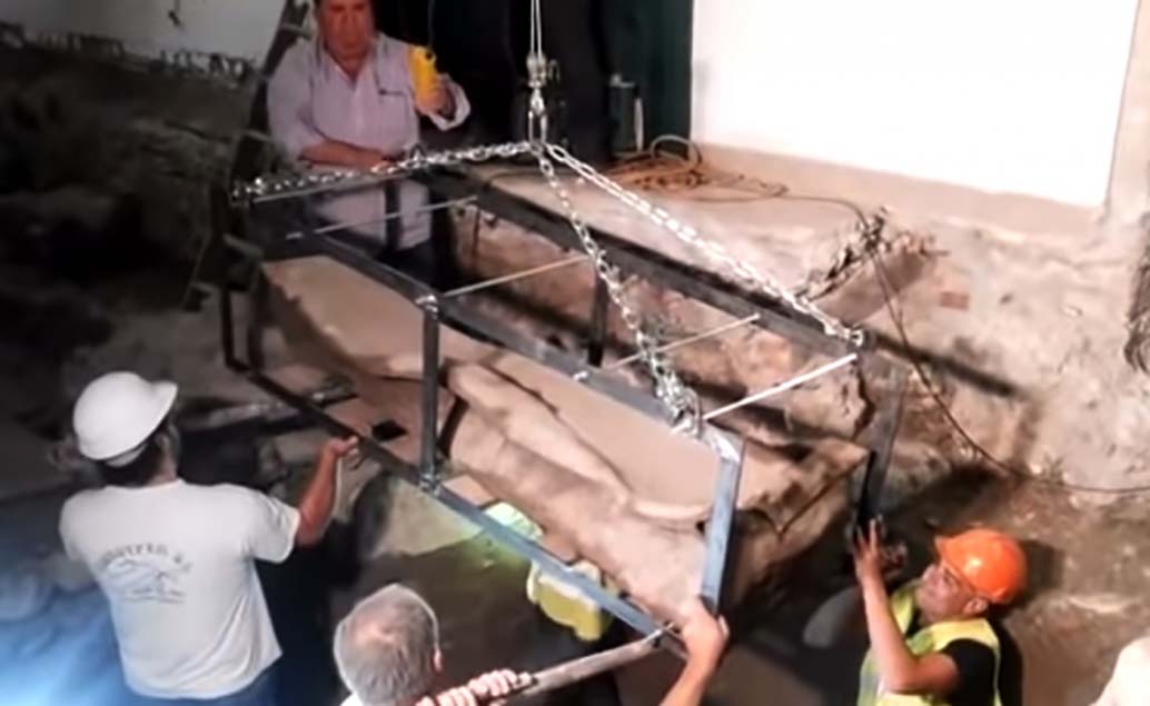 Encuentran misterioso sarcófago de plomo de la época romana