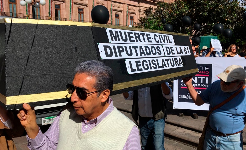 Muerte civil a la LXI Legislatura, reclamaron manifestantes a nuevos legisladores