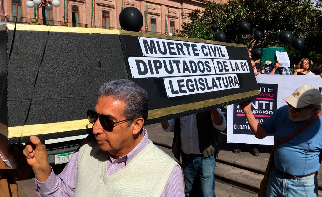 Muerte civil a la LXI Legislatura, reclamaron manifestantes a nuevos legisladores