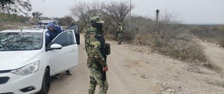 Autoridades rescatan a 30 migrantes que viajaban en varios vehículos en municipio de San Luis Potosí