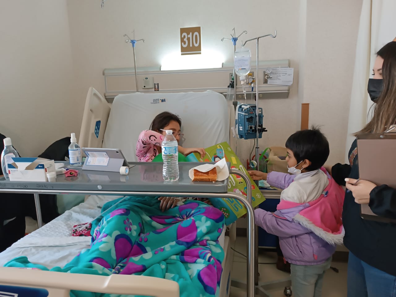 Victoria es la voluntaria más joven de Doctor Sonrisas de SLP