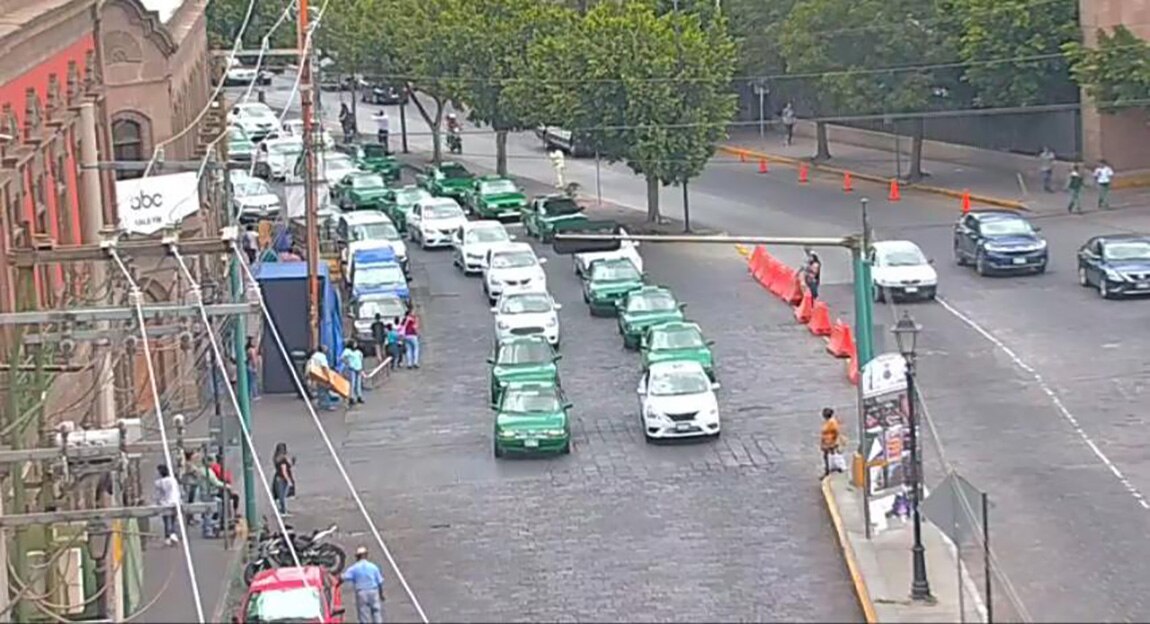 Reportan grupo de taxistas sobre Eje Vial