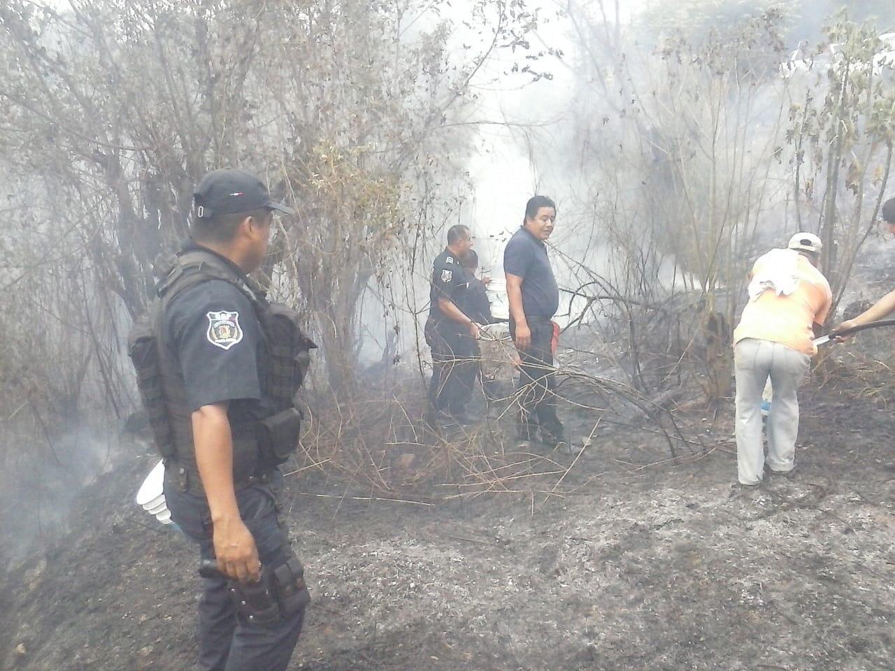 Civiles y autoridades evitan que incendio se propague en Tamazunchale