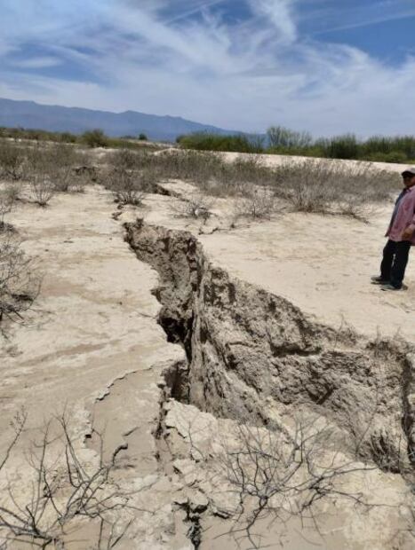 Sorprende a Guadalcázar grieta de medio kilómetro de longitud; geólogos de SLP ya investigan 